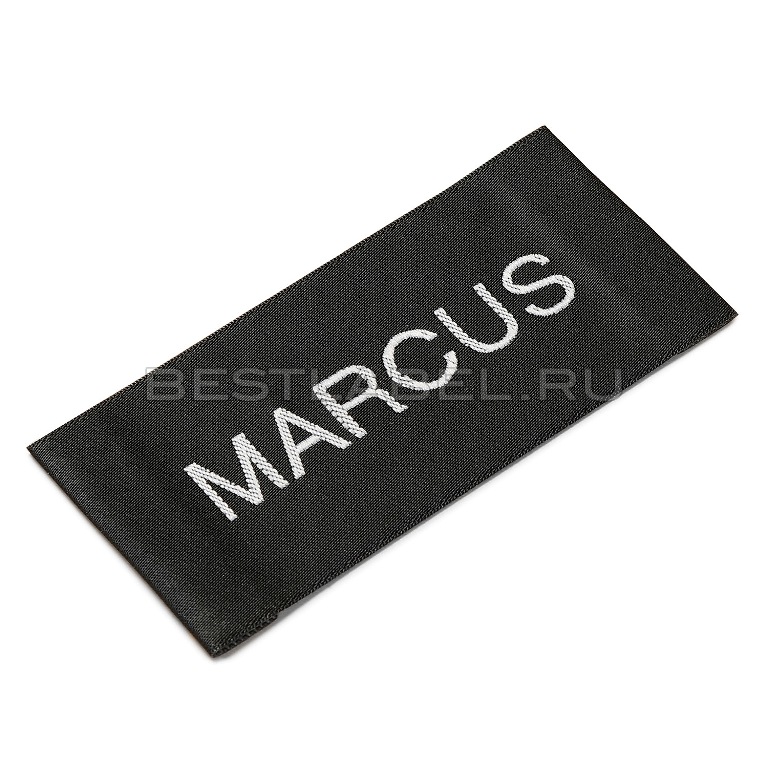 Черная атласная этикетка с логотипом Marcus